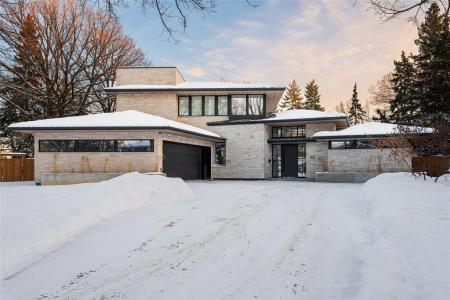 42 DEVONPORT BOULEVARD, Winnipeg, Manitoba R3P 0A9, Canadá