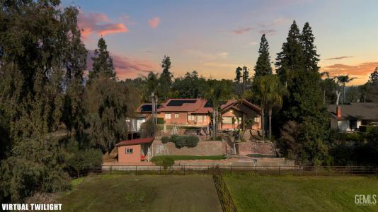 915 S Strathmore Avenue, Lindsay, California 93274, USA