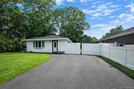 82 Brushwood Drive, Shirley, NY 11967, USA