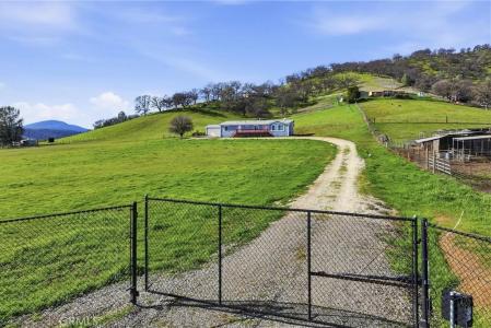 2805 Smith Lane, Clearlake, California 95422, USA