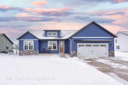 8442 Oakhill Drive, Freeland, Michigan 48623, USA