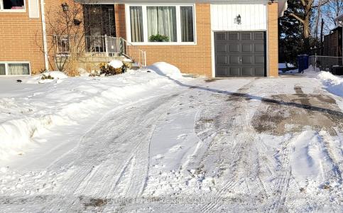 45 LEWIS DRIVE, Newmarket, Ontario L3Y 1R6, Canada