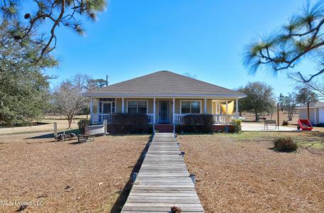 99 Hummingbird Lane, Perkinston, Mississippi 39573, USA