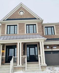 10 REIGATE AVENUE, Whitby, Ontario L1P 0R1, Canada