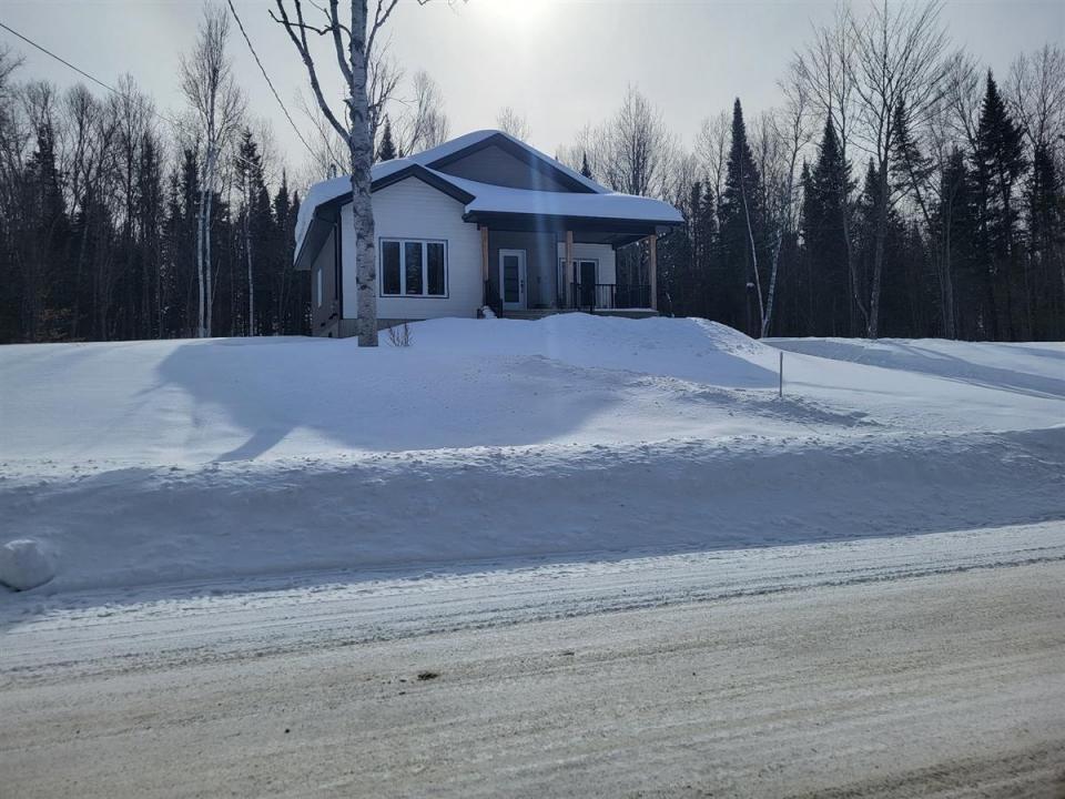 1558 Rue de la Tourbière, Mont-Laurier, Québec J9L 0X2, Canada