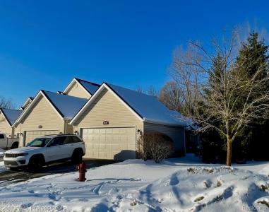5046 Clintonville Pines Drive #13, Clarkston, Michigan 48346, USA