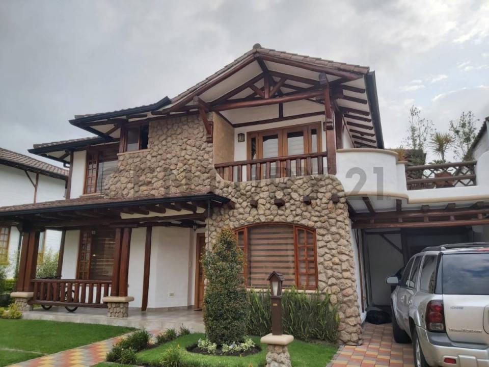 NORBERTO SALAZAR Y VICENTE ALVAREZ S/N, Quito, Pichincha 00001, Équateur