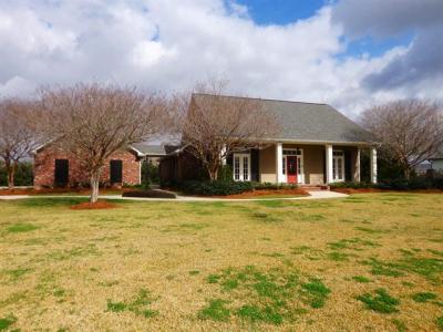 208 Rue De Levert, Raceland, Louisiana 70394, USA