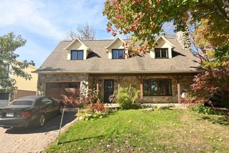 870  Rue Drouin, Laval (Sainte-Dorothée), Quebec H7X 2X4, Canadá