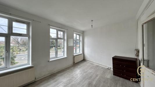 49, Central Parade, HOUNSLOW, United Kingdom