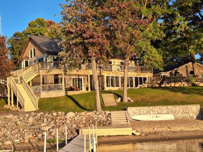 9673 Lake Drive, Mecosta, Michigan 49332, USA
