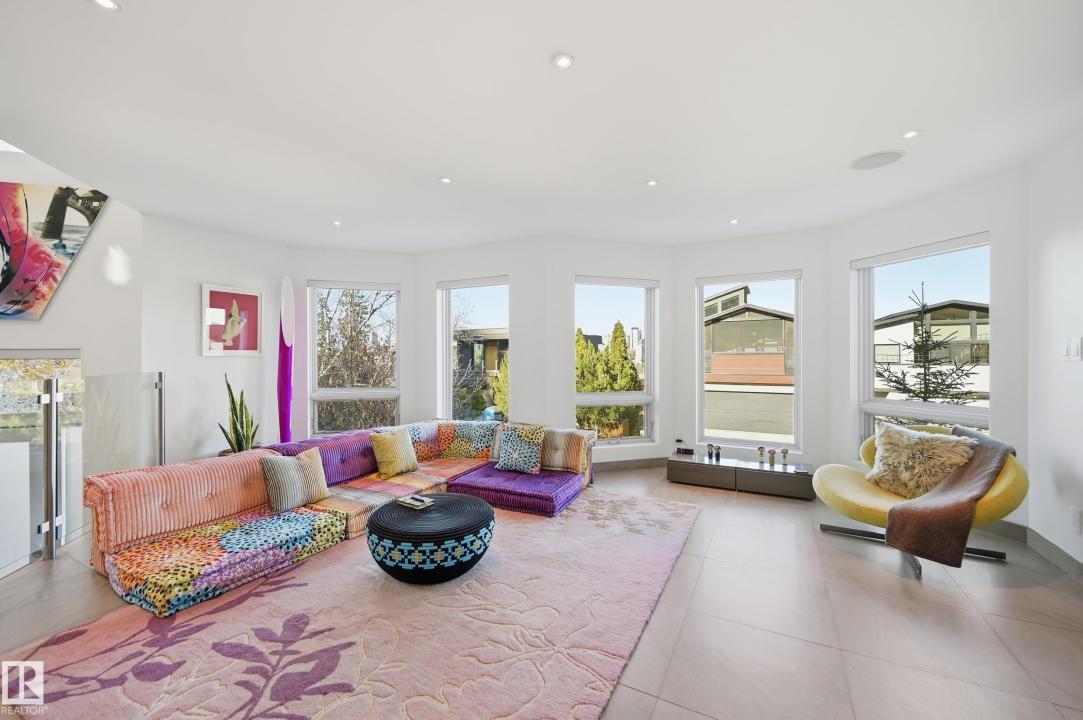 10065 90 AVENUE NW, Edmonton, Альберта T6E 4X2, Канада