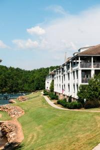 230 Crowne Pointe Road Unit 102B, Dadeville, Alabama 36853, USA