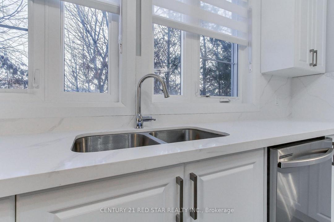 260 EAGLE STREET, Newmarket, Ontario L3Y 1K1, Kanada