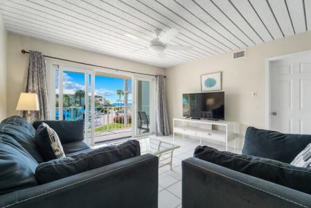 SUNSET COVE 2/2 POOL AND BEACH VIEWS, AVAILABLE 1ST MAY, Seven Mile Beach, Grand Cayman, Iles Caïmans