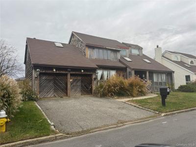 815 Anthony Drive, Lindenhurst, NY 11757, USA