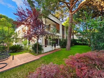 Gjiri I Lalzit, Durrës, Albania