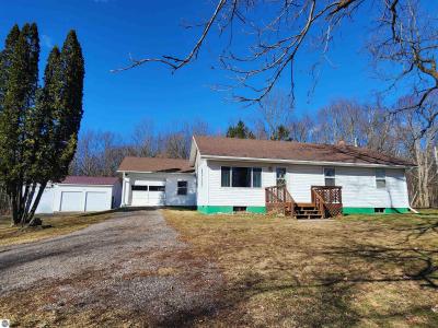 7495 E Mcbrides Road, Edmore, Michigan 48829, USA