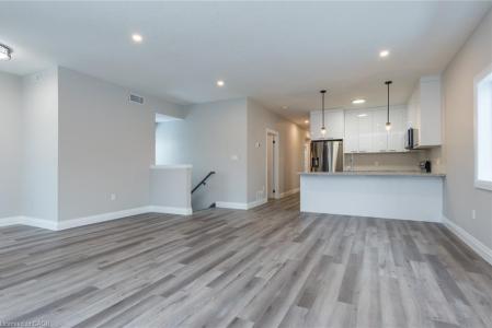 32 THIRD AVENUE, Kitchener, 安大略省 N2C 1N6, 加拿大