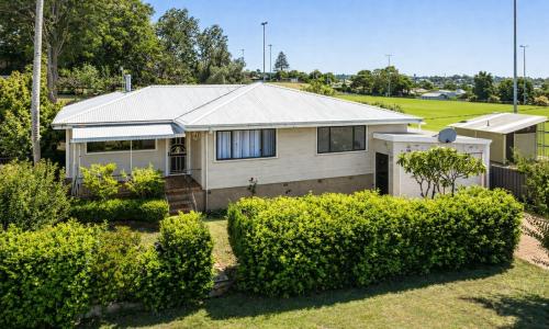 8 Perkins Street, South Toowoomba, QLD 4350, Australia