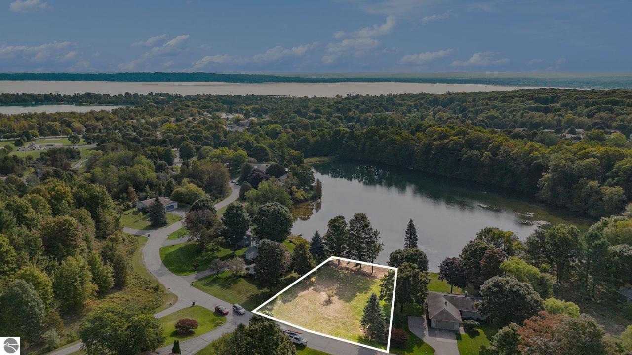 00 E Avondale Lane, Traverse City, 密歇根州 49684, 美国