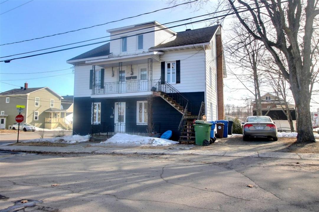 108-110 Rue Alexandre, Rivière-du-Loup, 퀘벡주 G5R 2W9, 캐나다