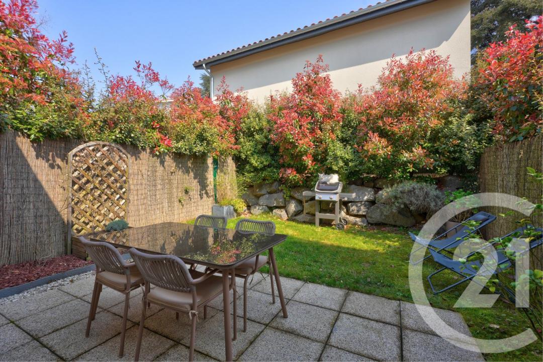 Champagne Au Mont D Or, Rodano-Alpi 69410, Francia