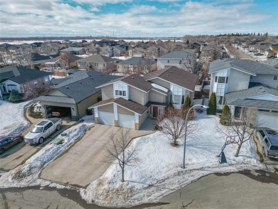 8 STORM BAY, Brandon, Manitoba R7B 4E8, CANADÁ