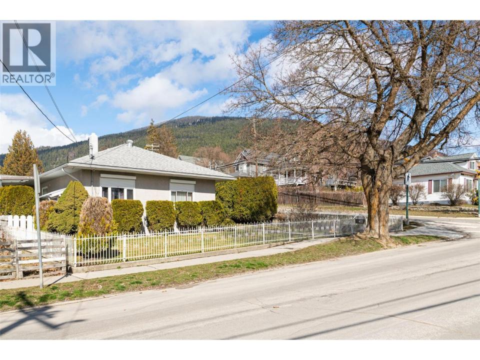 407 10TH AVENUE NORTH, Creston, Colombie-Britannique V0B 1G4, Canada