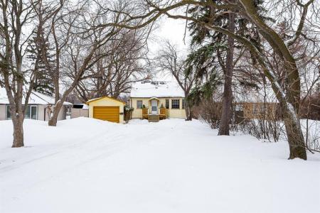 862 CRESCENT DRIVE, Winnipeg, Manitoba R3T 1X2, Canada