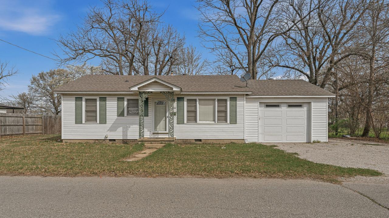 1820 Dixie Roadway, Kennett, Missouri 63857, USA