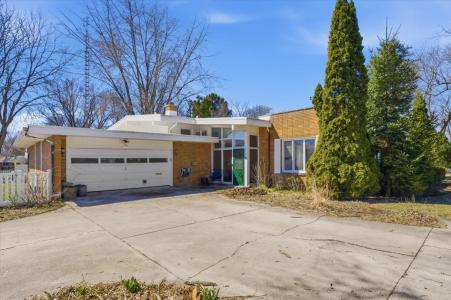 616 Seneca Drive, Aurora, Illinois 60506, USA