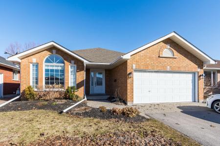 28 HICKORY GROVE, Belleville, Ontario K8N 5Y1, Canada