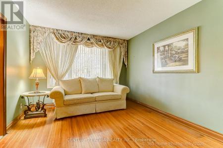 23 TUMPANE STREET, Toronto (downsview-roding-cfb), Ontario M3M 1L5, Canada