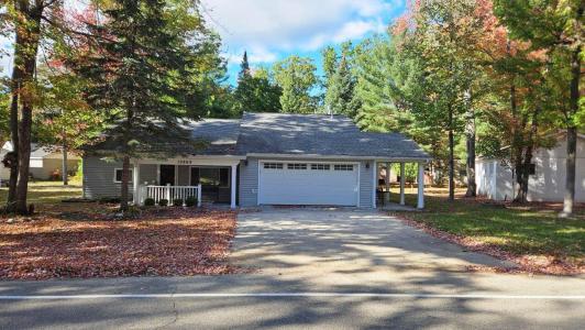 10869 W Higgins Lake Drive, Roscommon, Michigan 48653, USA