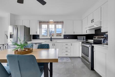 324 Rue Armand-Frappier, Salaberry-de-Valleyfield, Квебек J6T 4L8, Канада