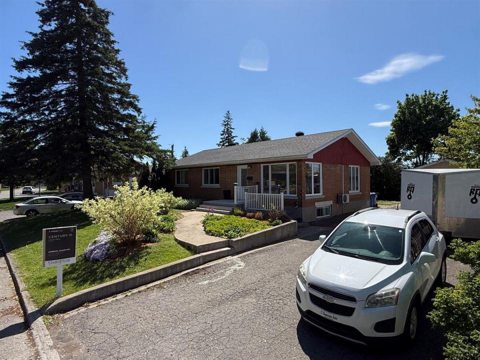 97-97B Rue Fresnel, Châteauguay, Quebec J6K 4B1, Kanada