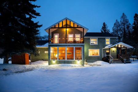 235 LYNDALE DRIVE, Winnipeg, Manitoba R2H 1K9, Canada