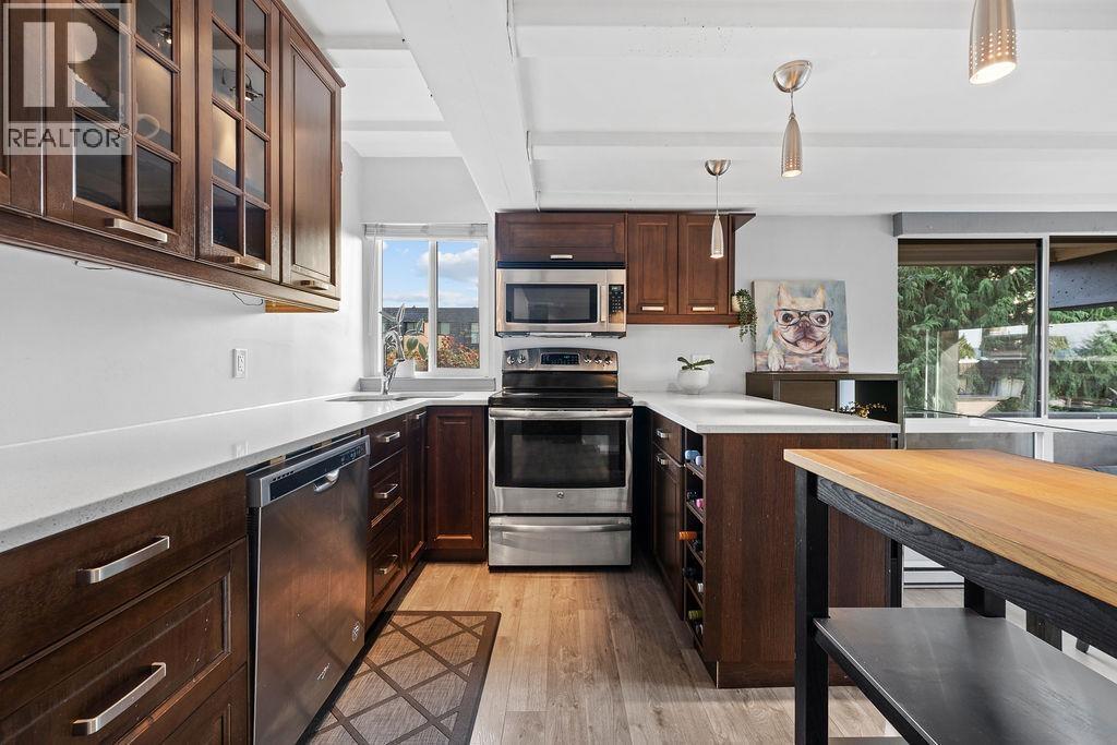 341 MAHON AVENUE, North Vancouver, British Columbia V7M 3E1, Canada