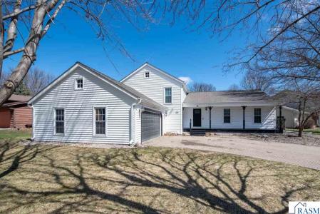 1037 Oak Terrace Drive, North Mankato, Minnesota 56003, USA