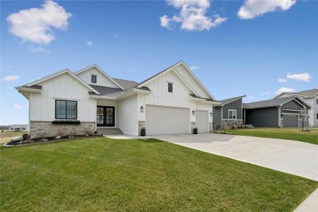 40 NW Valleyview Drive, Waukee, Iowa 50263, USA