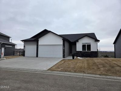 4810 Cornice Loop, Bismarck, North Dakota 58503, USA