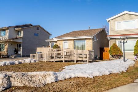 114 TAUNUS DRIVE, Winnipeg, Manitoba R2G 3Y1, Canada