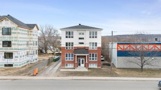 211-211D  Rue Principale, Lachute, Quebec J8H 2Z7, Canada