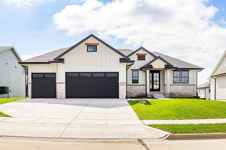 18048 Tanglewood Drive, Clive, Iowa 50325, USA