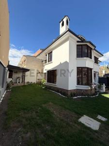 Irpavi, Av Ovando, Esquina Calle 5 , La Paz, La Paz 00001, Bolivia