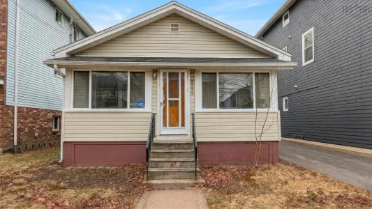 5655 MACARA STREET N, ハリファックス, ノバスコシア B3K 1W3, カナダ