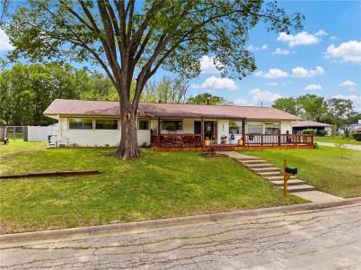 305 N Harvey Street, Caldwell, 德克薩斯州 77836, 美國