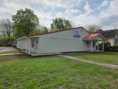 802 South Oak Avenue, Aurora, Missouri 65605, USA