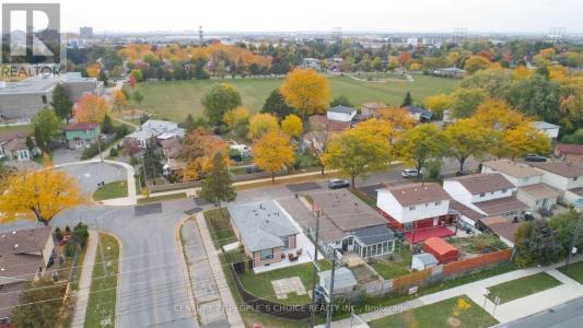 2 BETTERIDGE LANE WEST, Toronto (west Humber-clairville), Ontario M9V 4E8, Canada